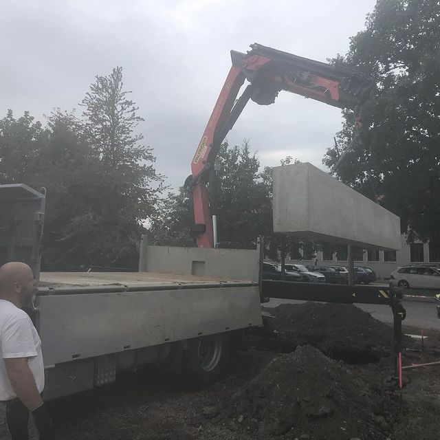 Heute Garagenfundamente mit 4,5 Tonnen gesetzt 🤗  #huberaussenanlagen #2023 #garten #lager #baustoff #aussenanlagenhuber #projekte #rosenheim #landschaftsgaertner
#ausliebezumhandwerk #baustelle #traumgarten #rosenheim #regional #ausliebezurnatur #gartenpflege #schoenerwohnen #traumgarten #projektgarten #terrassenliebe #garagen